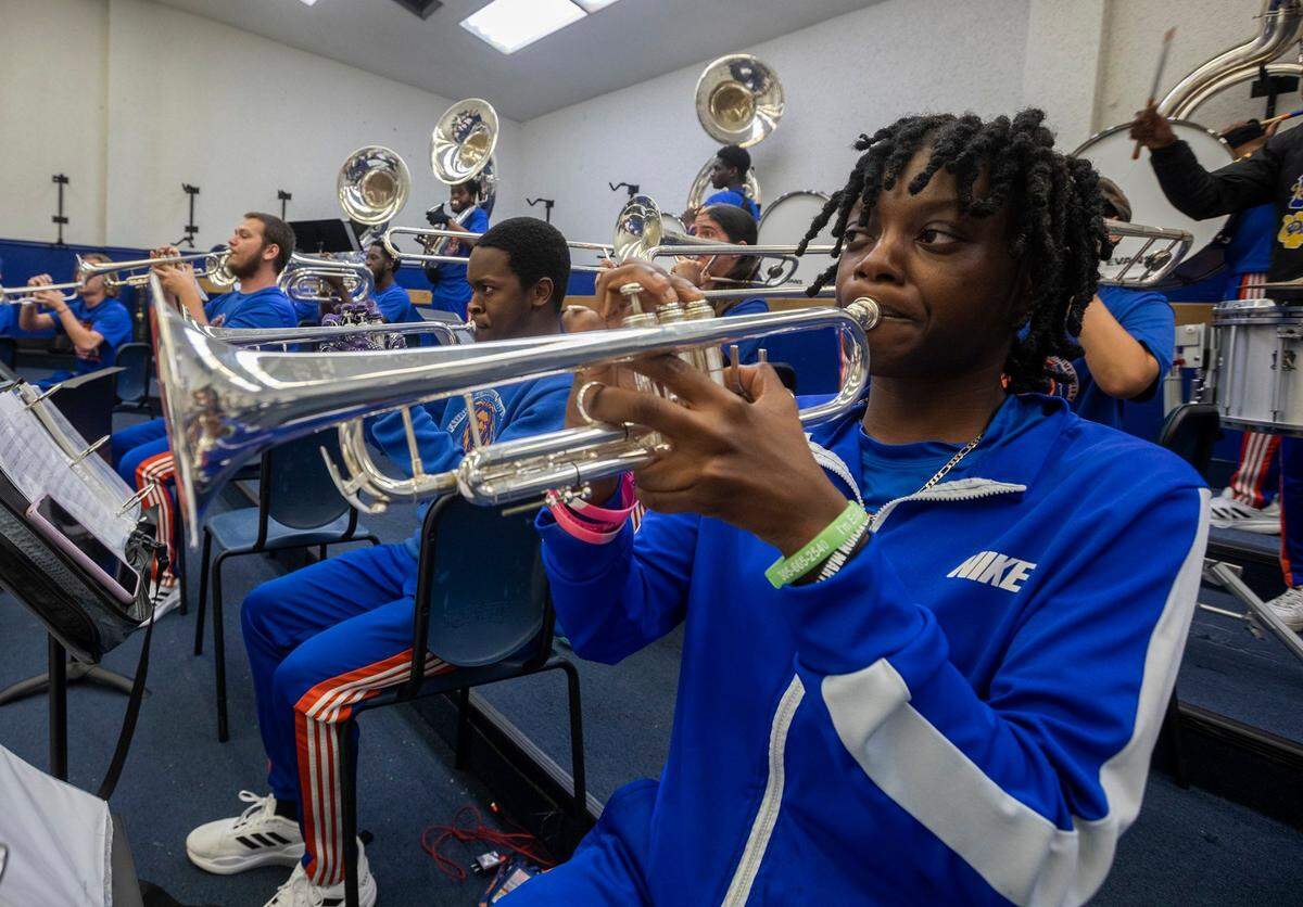 Malaurie Louis, de 20 años, toca la trompeta para la ROAR Marching Band de la Florida Memorial University, el viernes 9 de junio de 2023, en Miami Gardens, Florida.