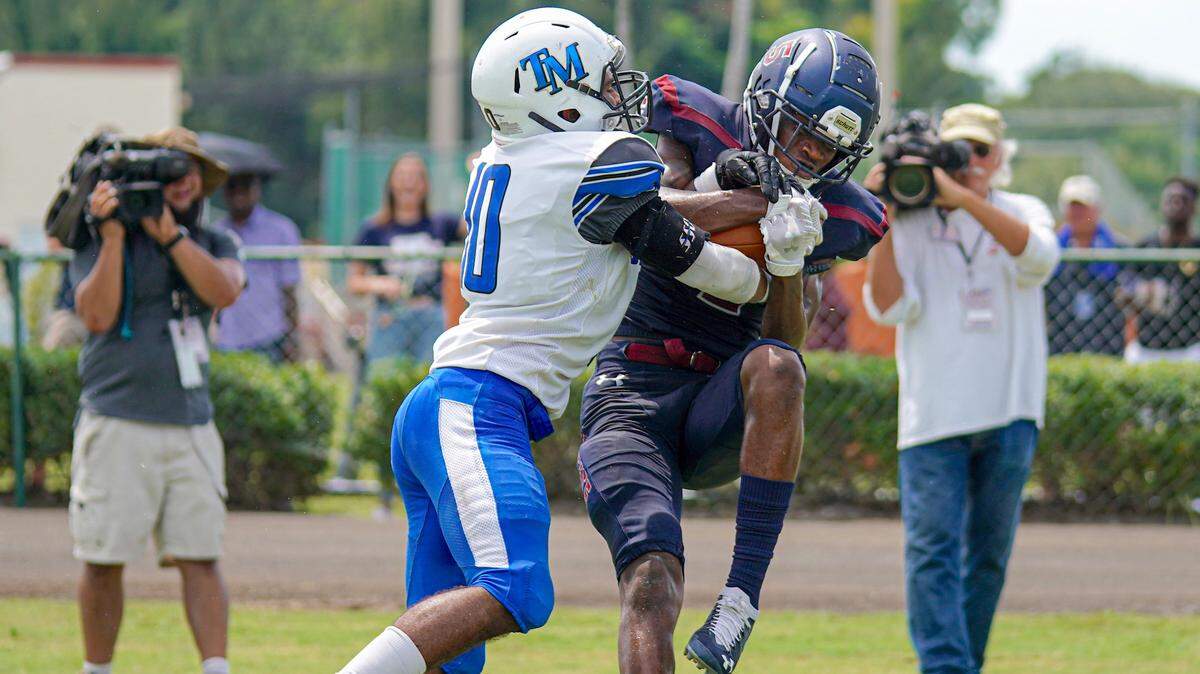 St. Thomas University's D’amaunte Oliver scores a touchdown.