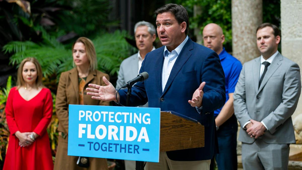 El gobernador Ron DeSantis, habla durante una conferencia de prensa en el Vizcaya Museum & Gardens en Miami el  1 de febrero de 2022. DeSantis anunció $404 millones en fondos para la preparación ante el cambio climático.