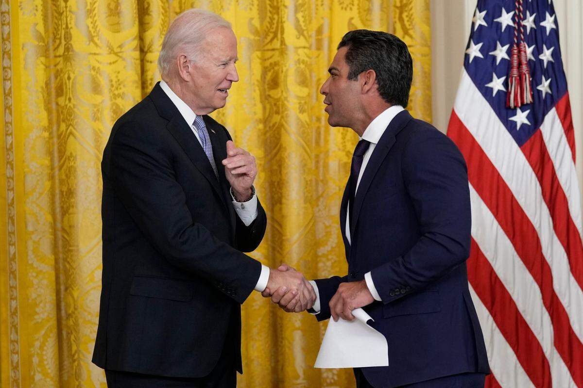 President Joe Biden shakes hands with Miami Mayor Francis Suarez before speaking in the East Room of the White House to mayors who are attending the U.S. Conference of Mayors winter meeting in Washington, Friday, Jan 20, 2023.&nbsp;