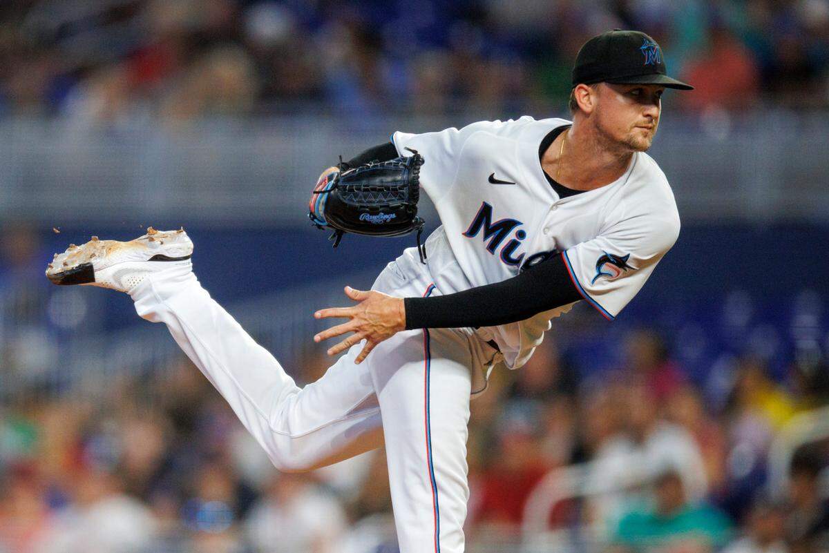 Miami Marlins starting pitcher Braxton Garrett (60) pitches during the second inning of a baseball game against the Atlanta Braves at LoanDepot Park on Sunday, August 14, 2022 in Miami, Florida.