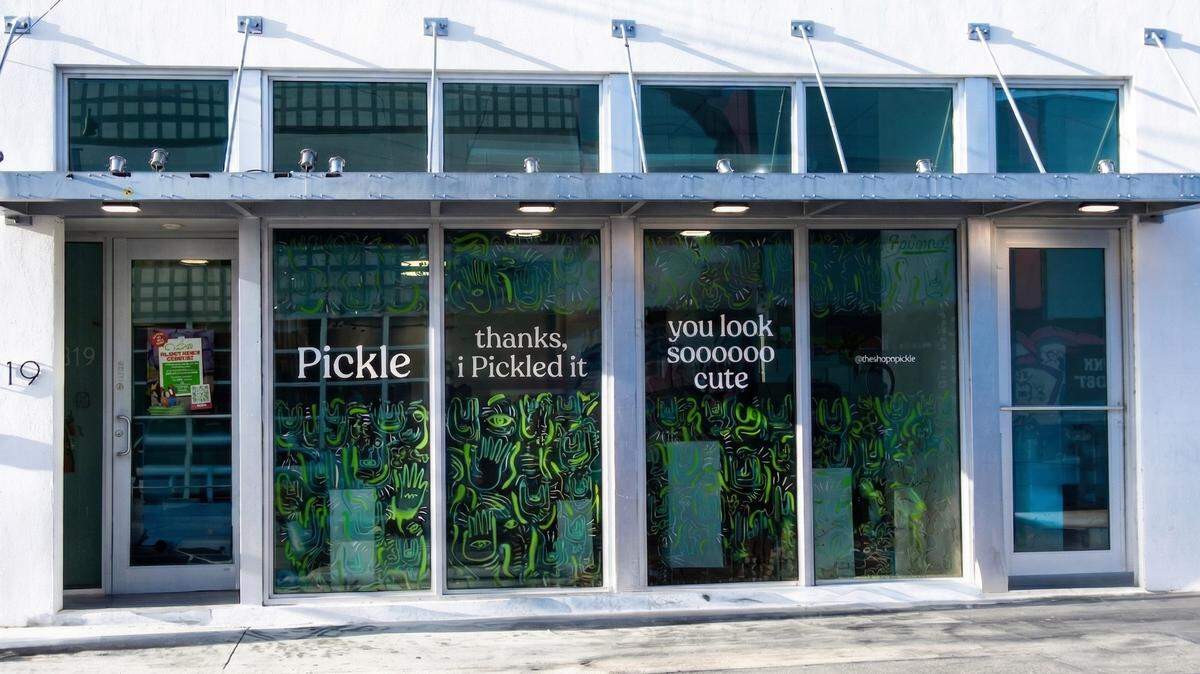 Pickle inaugura una tienda temporal en Wynwood, ubicada en el 319 NW 25th St., permitiendo a los usuarios de Miami alquilar vestidos de diseñador y atuendos de fiesta para eventos como la Swim Week, el Miami Open y el Ultra. La tienda estará abierta hasta el 31 de mayo de 2026.