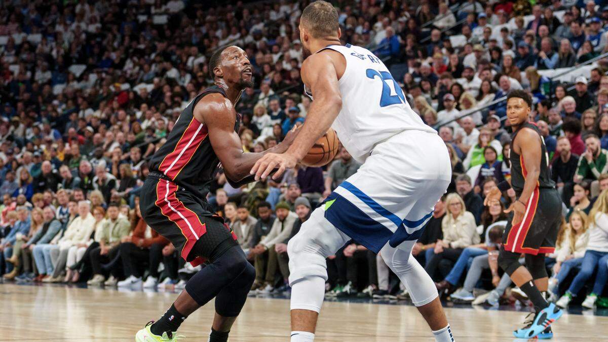 El centro del Heat Bam Adebayo (izq.) dispara el balón ante la marca de Rudy Gobert, de los Timberwolves, en el partido celebrado el 28 de octubre de 2023 en Minnesota.