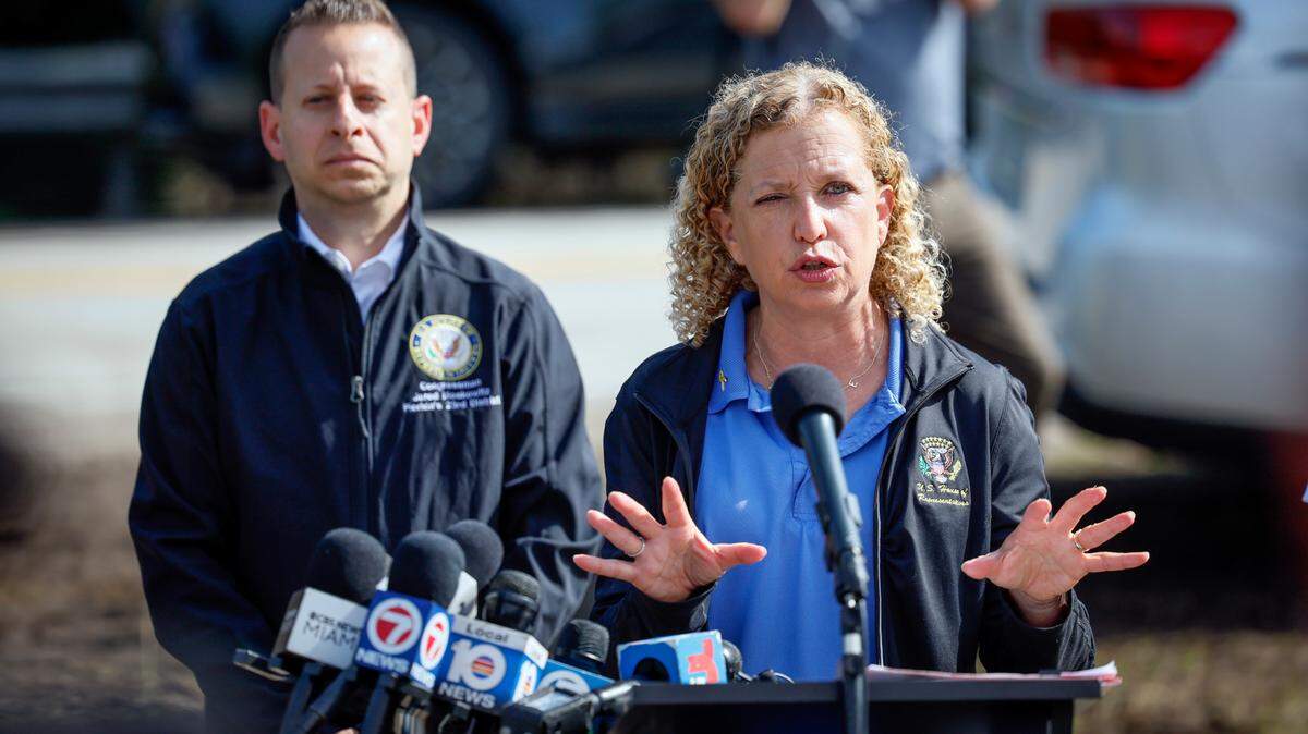 U.S. Representative Debbie Wasserman Schultz is urging the U.S. Department of Education to rescind its Sept. 24 order threatening to end Broward’s Latinos in Action program. 
