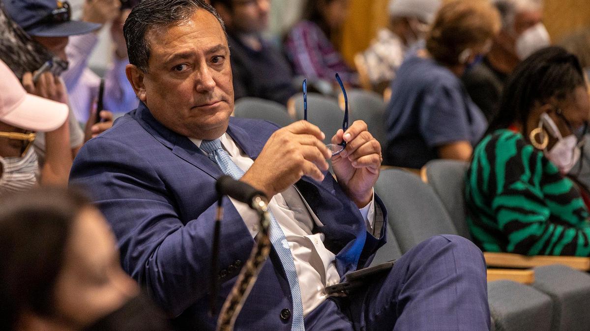 El abrumado jefe policial de Miami, Art Acevedo, espera en el Ayuntamiento la decisión de la Comisión municipal sobre su destino, en una imagen del 14 de octubre de 2021.