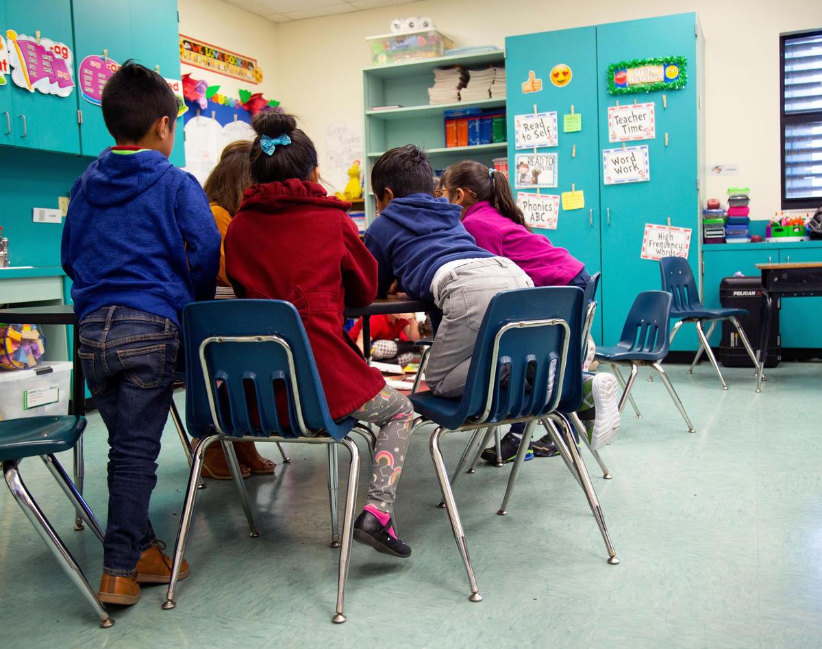 NIños inmigrantes que viven en un campamento secreto en el sur de Miami-Dade trabajan en proyectos escolares.