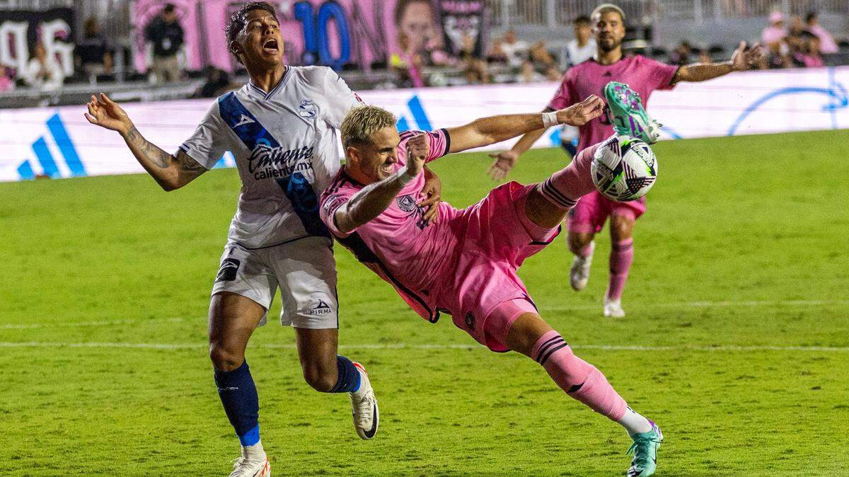 El delantero del Inter de Miami, Leonardo Campana (8), intenta un remate mientras el mediocampista de Puebla, Daniel López (7), defiende durante un partido de la Copa de la Liga en el Chase Stadium el sábado 27 de julio de 2024, en Fort Lauderdale, Florida.