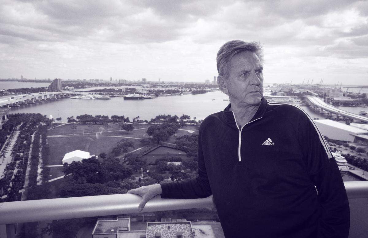 Michael Feuling fue uno de varios habitantes del edificio de condominios que tuvieron disputas con Carollo en 2023 sobre los planes para Maurice A. Ferré Park, al otro lado de la calle de su unidad.
