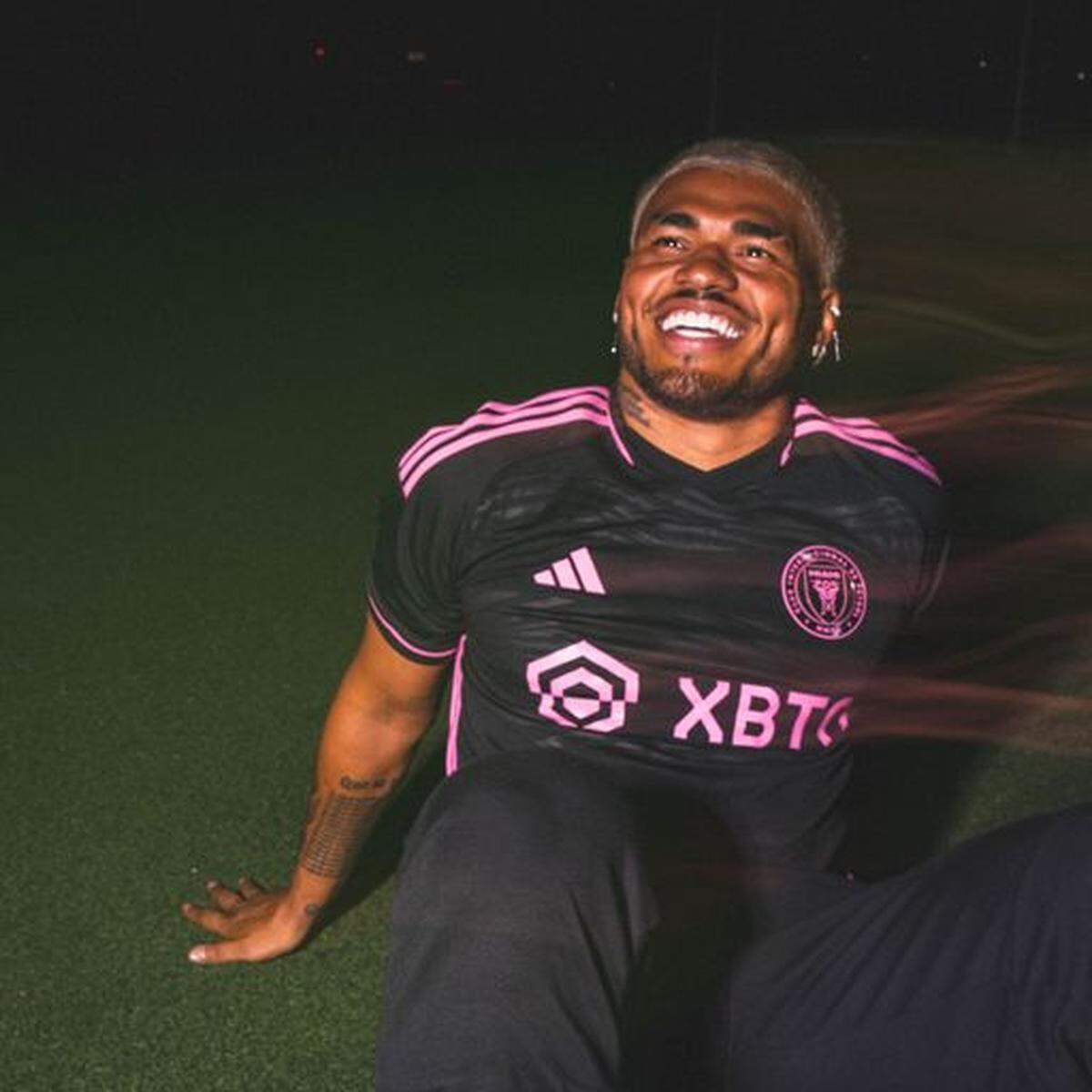 Forward Josef Martinez models the new “La Noche” away jersey, inspired by the Miami skyline and energy of Inter Miami fans.