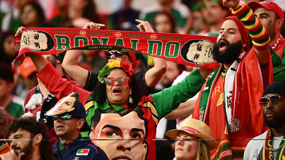 A Portuguese fan shows a scarf depicting Portugal's forward Cristiano Ronaldo during a friendly football match between Mexico and Portugal at the Banorte (formerly known as Azteca) Stadium in Mexico City on March 28, 2026. (Photo by CARL DE SOUZA / AFP via Getty Images)