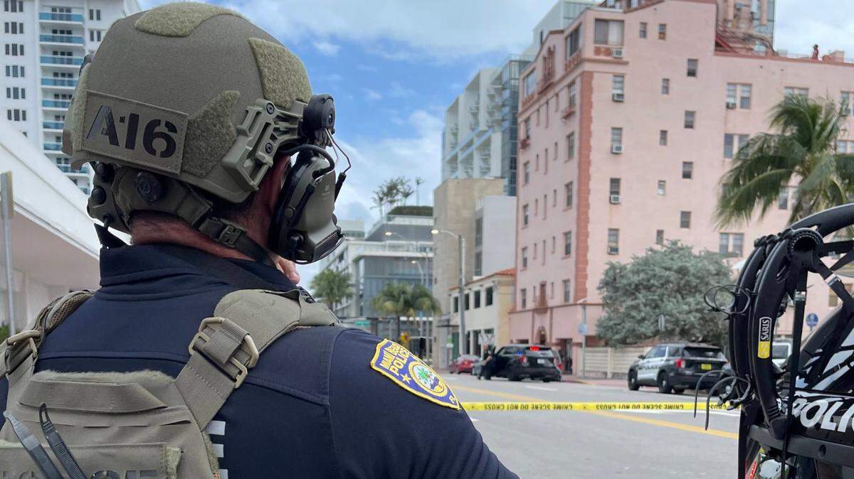 Miami Beach police and the FBI are investigating a bank robbery.