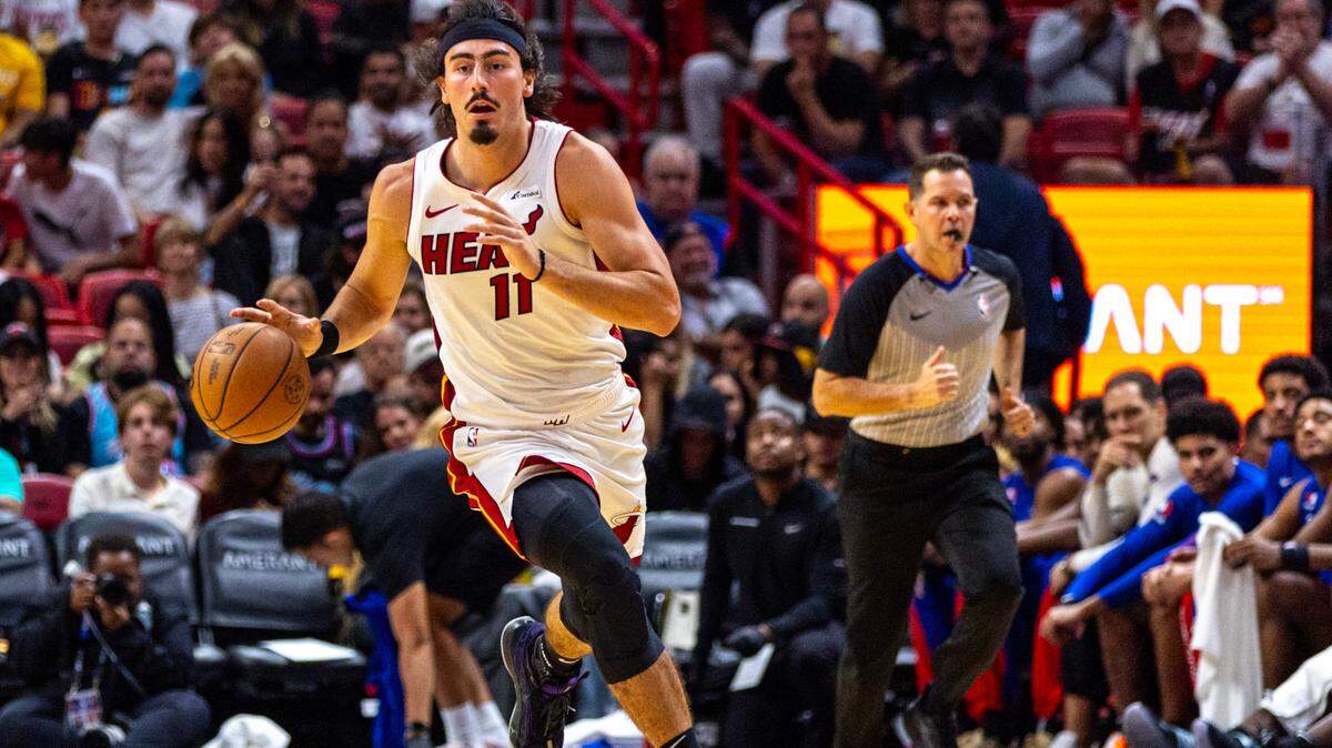 El novato del Heat, Jaime Jaquez Jr., dribla el balón en el último cuarto del partido contra los Pistons de Detroit, celebrado el 25 de octubre de 2023 en en el Kaseya Center de Miami, Florida.
