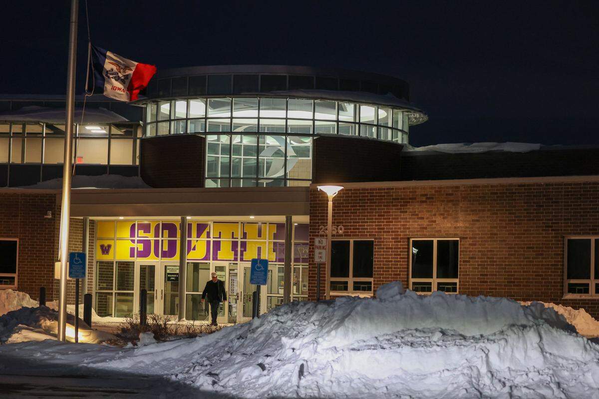 El capitán de Trump Cuacus, Mike Schultz, de 74 años, llega a la South Middle School, en Waukee, que acogió los distritos electorales #5 y #6 durante la Noche de los Caucus, el lunes 15 de enero de 2023.