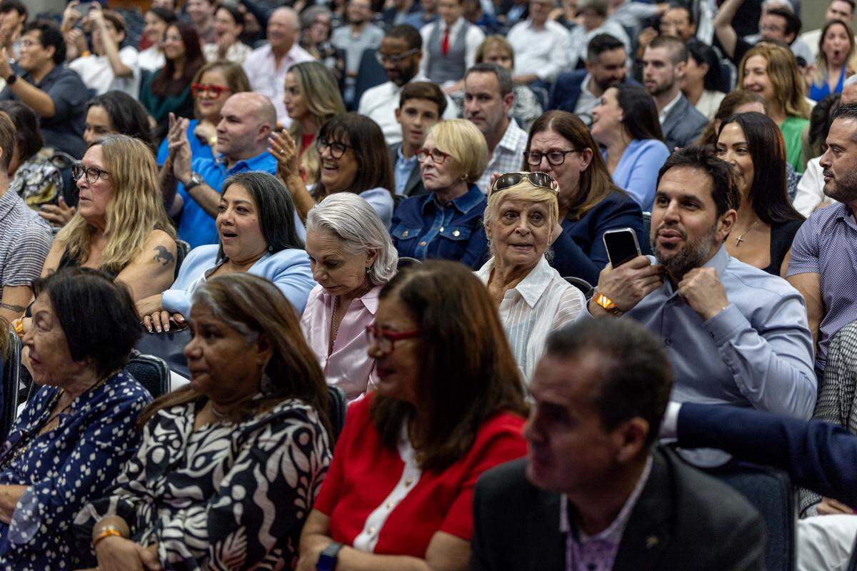 Guests react to comments during a Miami Mayoral debate hosted by the Downtown Neighbors Alliance at Hyatt Regency Miami on Tuesday, September 30, 2025, in Miami, Fla. Those in attendance included Miami Commissioner Joe Carollo, former Commissioners Ken Russell and Alex Díaz de la Portilla, Miami-Dade Commissioner Eileen Higgins, former Mayor Xavier Suarez and former City Manager Emilio T. Gonzalez.