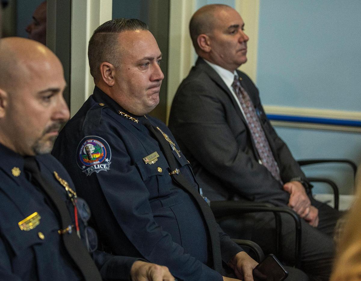 El jefe de policía de Key Biscayne, Francis Sousa, centro, durante una reunión del consejo municipal el 13 de febrero de 2024.