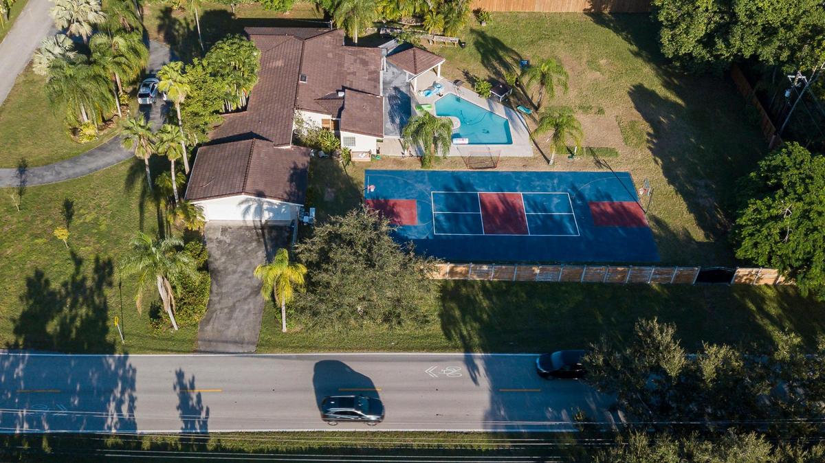 Una vista aérea de la casa en la cuadra 7100 de Southwest 62nd Street el lunes 10 de octubre de 2022, en Miami, Florida. La casa es donde la sección de la UM de Sigma Phi Epsilon organizó una fiesta en la piscina el 1° de octubre, después de lo cual salió a la luz un video que muestra a los hermanos de la fraternidad cantando sobre tener relaciones sexuales con una mujer muerta. La fraternidad fue clausurada el viernes por la tarde en la UM.