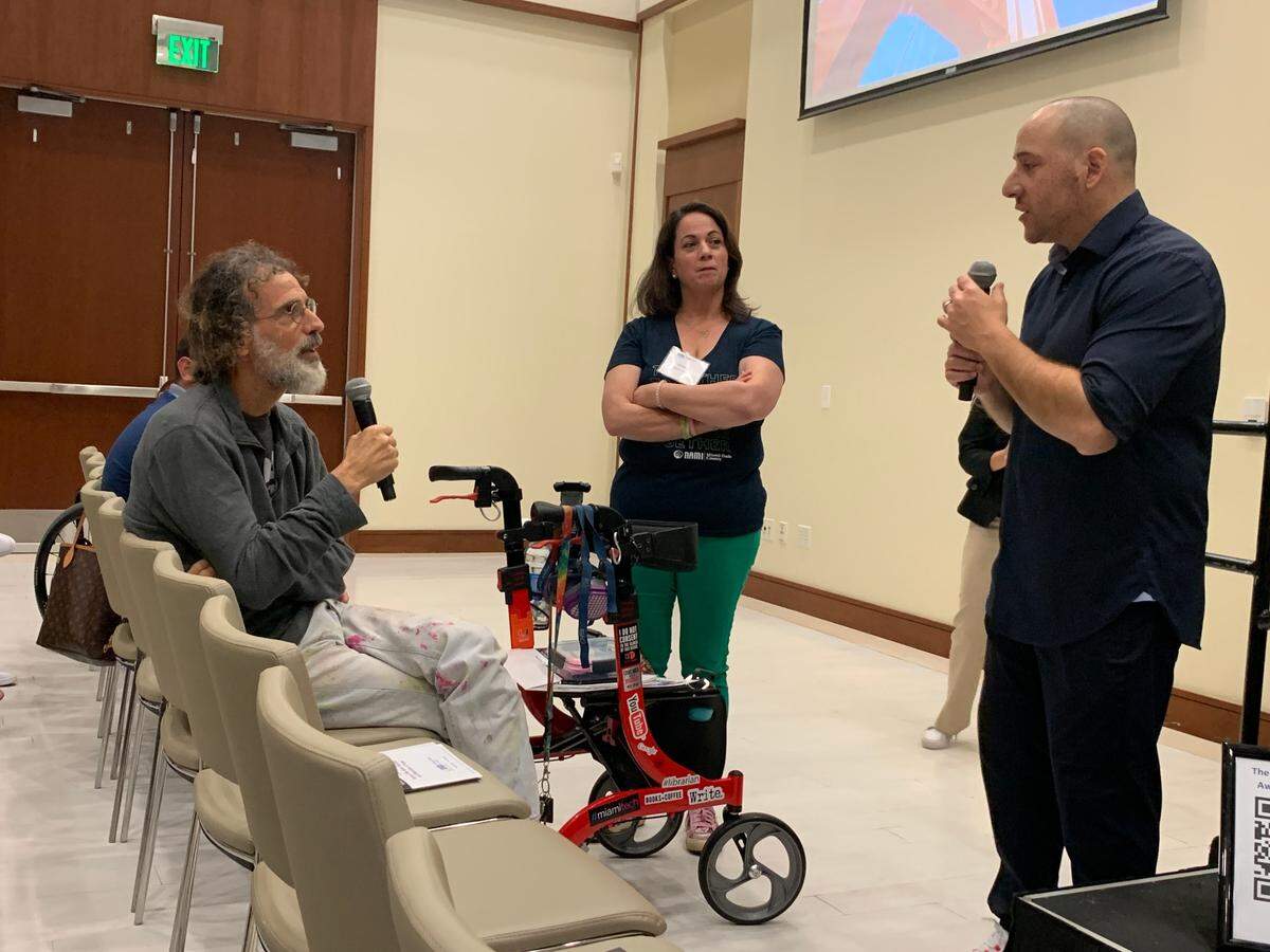 Kevin Hines, a la derecha, habla con un asistente a la primera conferencia de NAMI Miami-Dade sobre la Concienciación sobre el Suicidio en el Sur de Florida, celebrada en la Universidad de Miami, el sábado 4 de marzo de 2023. Hines intentó suicidarse en 2000 a la edad de 19 años. Saltó desde el puente Golden Gate de San Francisco y sobrevivió. Ahora es conferencista sobre la prevención del suicidio.