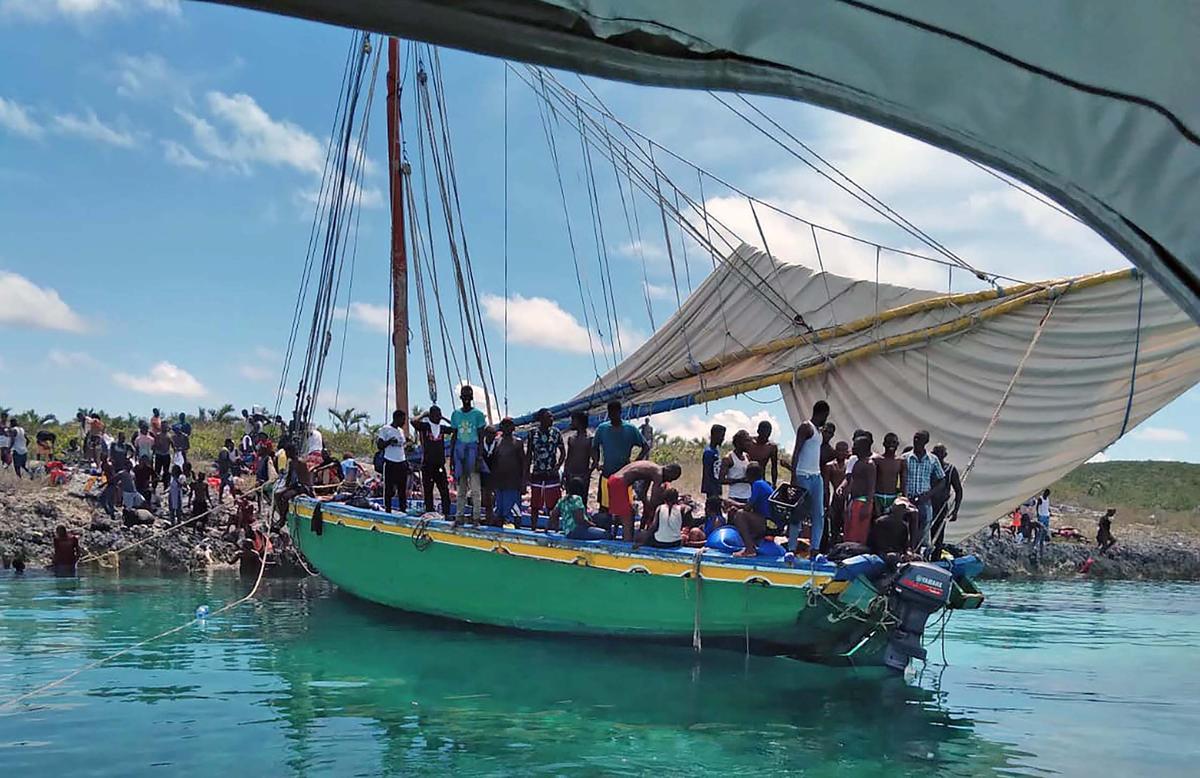 Unos 400 inmigrantes haitianos fueron detenidos el 26 de septiembre de 2021 frente a un cayo deshabitado del sur de las Bahamas después de que su velero de madera verde y amarillo se hundiera parcialmente.