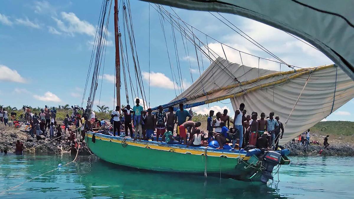 Unos 400 migrantes haitianos fueron detenidos el 26 de septiembre de 2021 frente a un cayo deshabitado en el sur de las Bahamas.