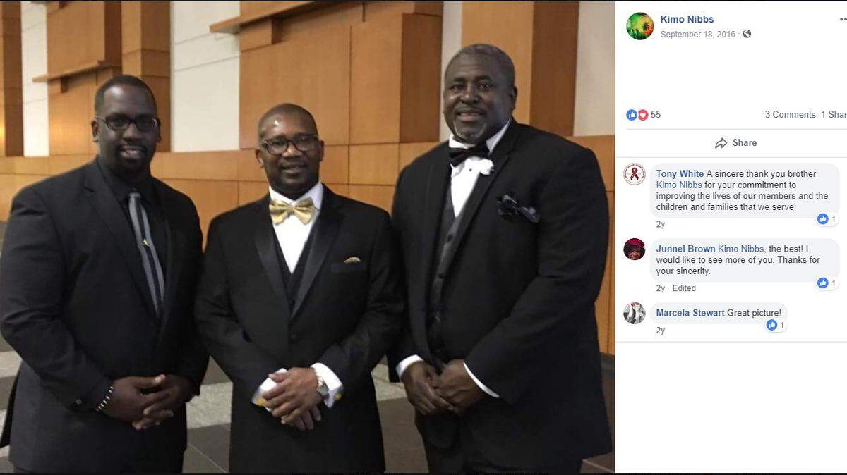 Wendell Nibbs (derecha), ex maestro de Educación Física de la escuela intermedia Brownsville, posa con el actual presidente de la Asociación de Educación de la Florida, Fedrick Ingram, y el primer vicepresidente de United Teachers of Dade, Antonio White (centro) en una foto que Nibbs publicó en Facebook en 2016.