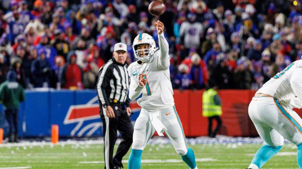 El quarterback Dolphins, Tua Tagovailoa (1), lanza un pase durante el segundo cuarto de un partido de la NFL contra los Buffalo Bills en el Highmark Stadium el sábado 17 de diciembre de 2022 en Orchard Park, Nueva York.