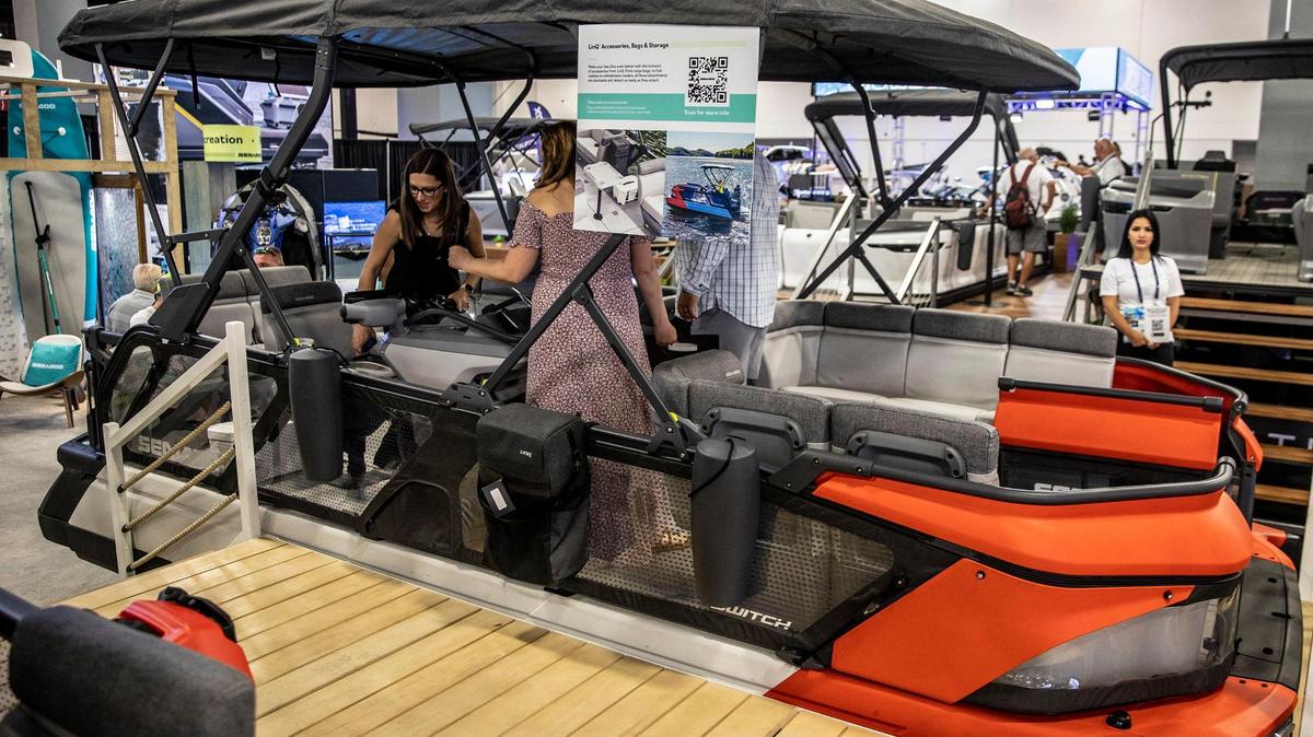 Aficionados a los barcos revisan la embarcación Sea-Doo Switch Pontoon expuesta en el Centro de Convenciones de Miami Beach, durante el Salón Náutico Internacional de Miami 2023, el 17 de febrero de 2023.
