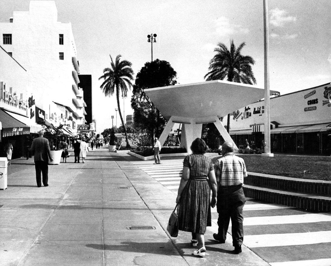 Shoppers stroll Lincoln Road Mall in 1961.