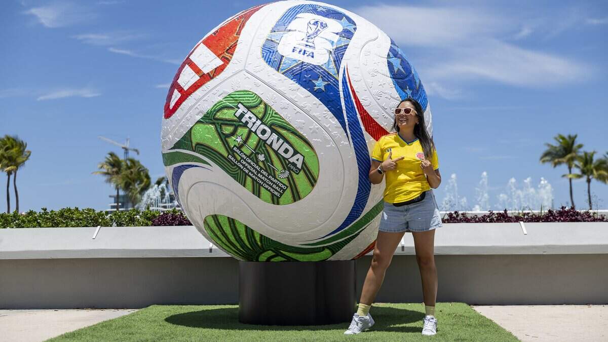 Paola Trivino toma una foto frente a un gran balón de fútbol durante el FIFA Fan Festival Miami en Bayfront Park el sábado 13 de junio de 2026, en el centro de Miami, Fla.