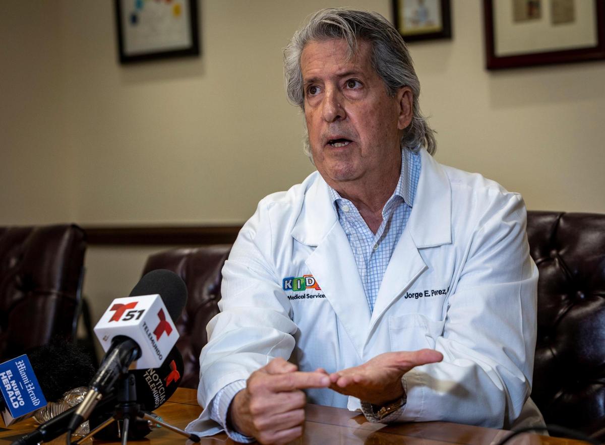 El Dr. Jorge Pérez se señala la mano para ilustrar el tamaño del bebé prematuro nacido a bordo de un crucero mientras responde a las preguntas de los periodistas durante una conferencia de prensa celebrada en Kids Medical Services, en Coral Gables, FL. El Dr. Jorge E. Pérez, un renombrado neonatólogo radicado en Miami, estuvo toda la noche al teléfono con el equipo médico de un crucero tratando de salvar la vida de un bebé nacido prematuramente y de su madre.