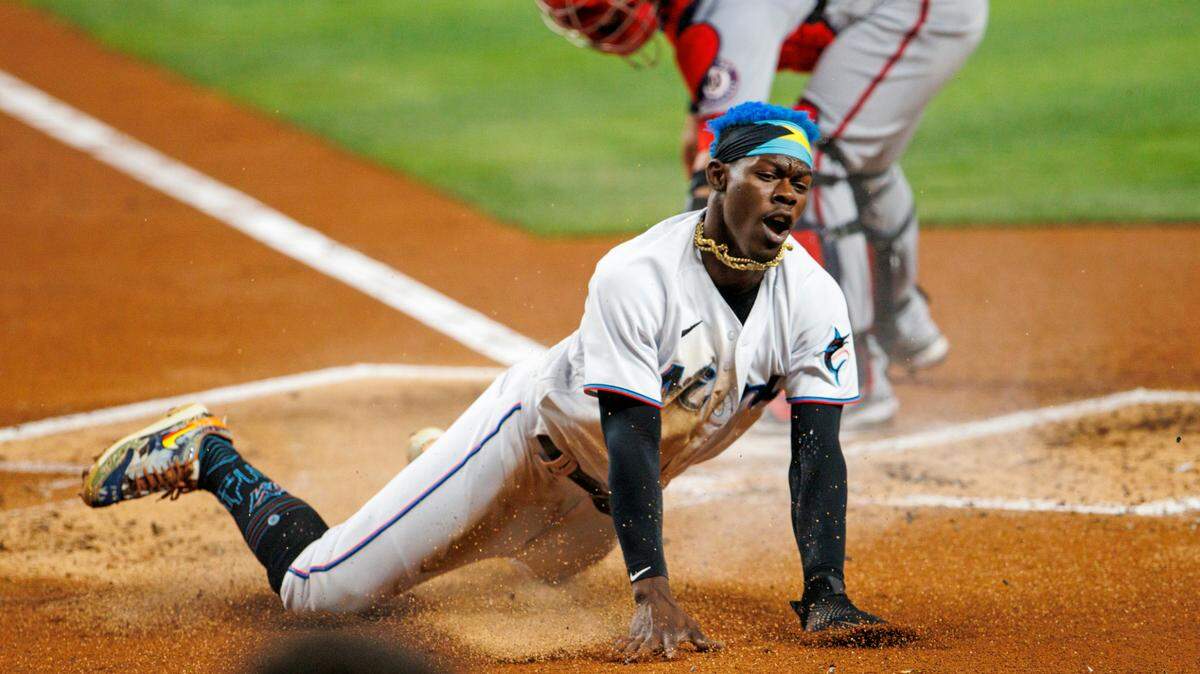 El segunda base de los Marlins Jazz Chisholm Jr.  reacciona después de anotar en la primera entrada del partido contra los Nacionales de Washington en el loanDepot Park, el 18 de mayo de 2022, en Miami, Florida.