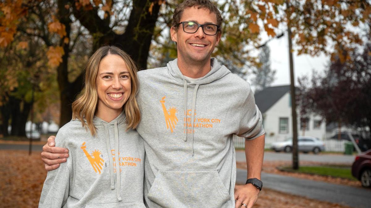 Brea Seaburg, a la izquierda, y su marido Nathan Seaburg corrieron en el maratón de Nueva York. Brea tiene diabetes tipo 1, lo que hizo que al hacer la carrera fuera mucho más complicada.