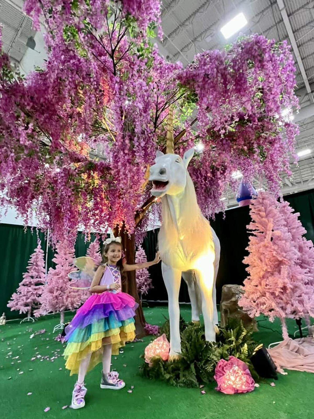 Unicornios de tamaño natural, un bosque encantado y un día lleno de diversión con actividades y atracciones con unicornios le esperan en Unicorn World en el Centro de Convenciones de Miami Beach/Blue Potato Media