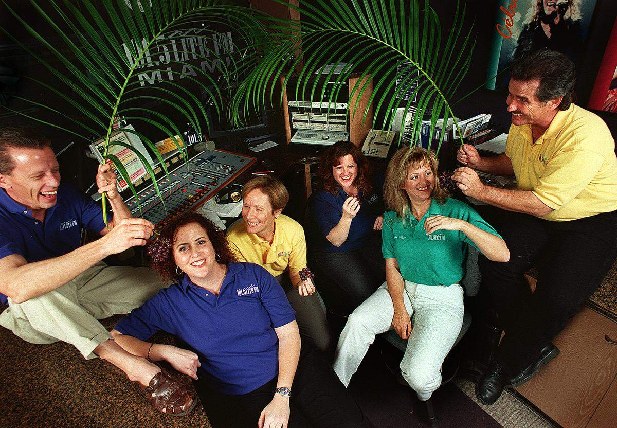 01/22/03 - CHRIS VIOLA FOR THE HERALD - MIAMI - The mostly female crew of 101.5 Lite FM radio personalities (L-R) Kimba , Gayle Garton, Ellen Jaffe and Susan Wise are pampered by the two men on staff Ron Phillips (L) and Greg Budell (R). Shot in the 101.5 Lite FM studio on Nw 2nd Avenue.