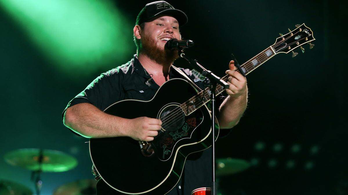luke combs performing at cma fest