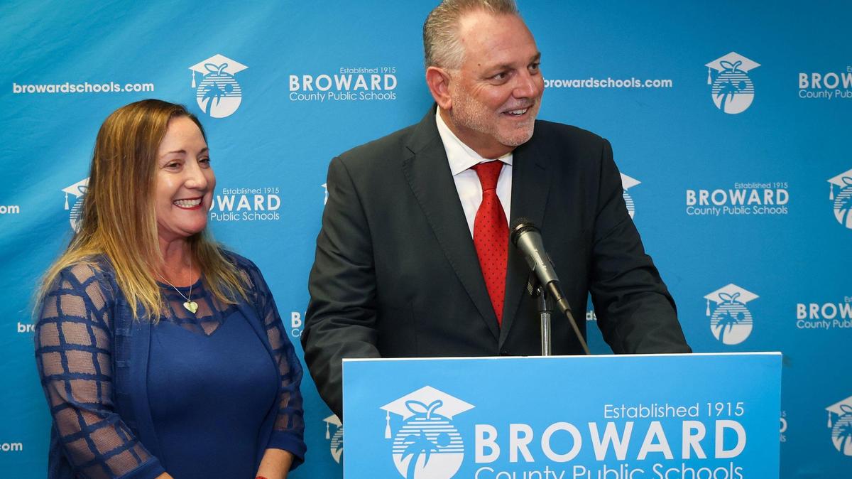La presidenta de la Junta Escolar de Broward, Lori Alhadeff (izquierda), junto a Peter Licata, el nuevo superintendente, el miércoles 15 de junio de 2023.