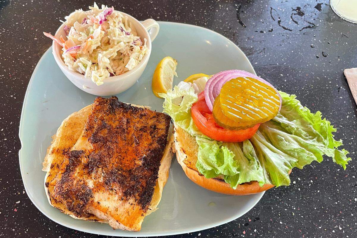 Sándwich de mahi, servido tostado, en Cracker's Southern Dining.