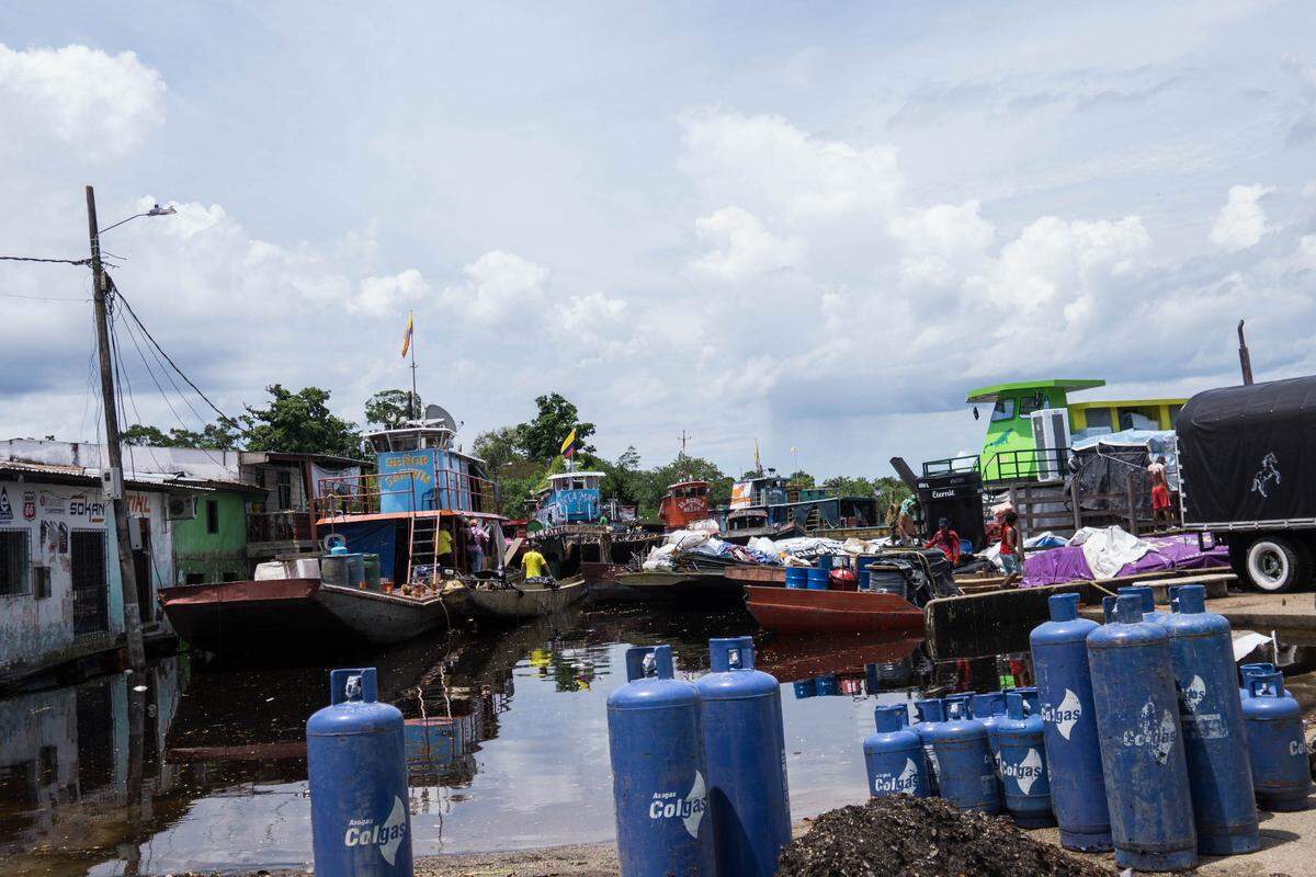El oro que se saca de minas ilegales en Venezuela llega a esta bahía informal en el poblado colombiano de Puerto Inírida. De aquí se envía a Miami, Suiza, Dubai y otros centros del comercio mundial del oro.