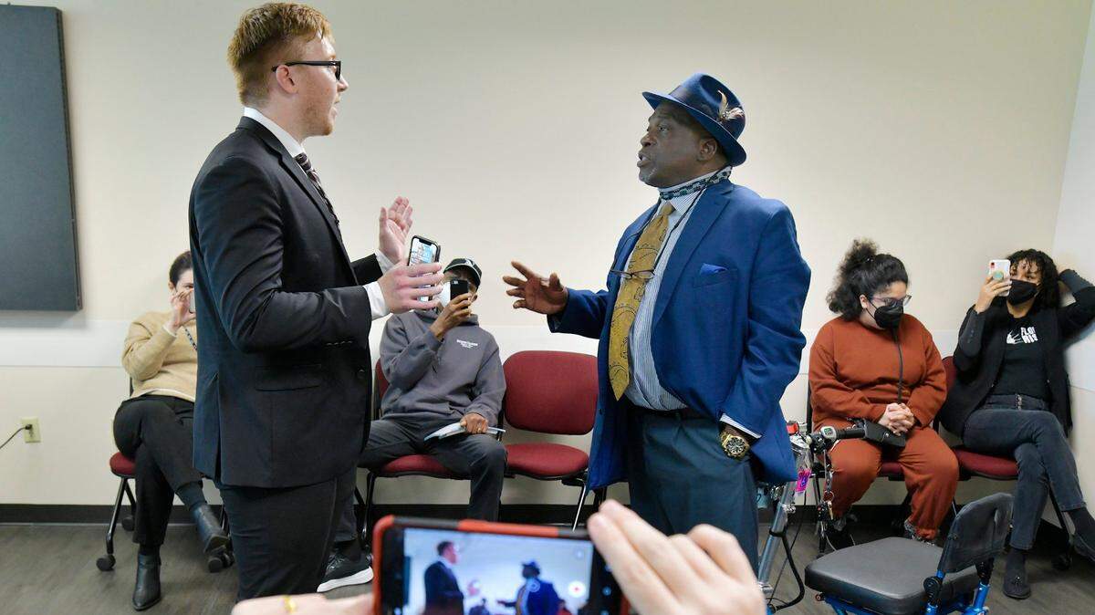 Ben Frazier, fundador de Jacksonville Northside Coalition, tiene una discusión con un asistente del gobernador Ron DeSantis después que Frazier se negara a abandonar la sala donde se iba a celebrar la conferencia de prensa con el gobernador en Jacksonville, Florida, el martes 4 de enero de 2022. La conferencia de prensa.