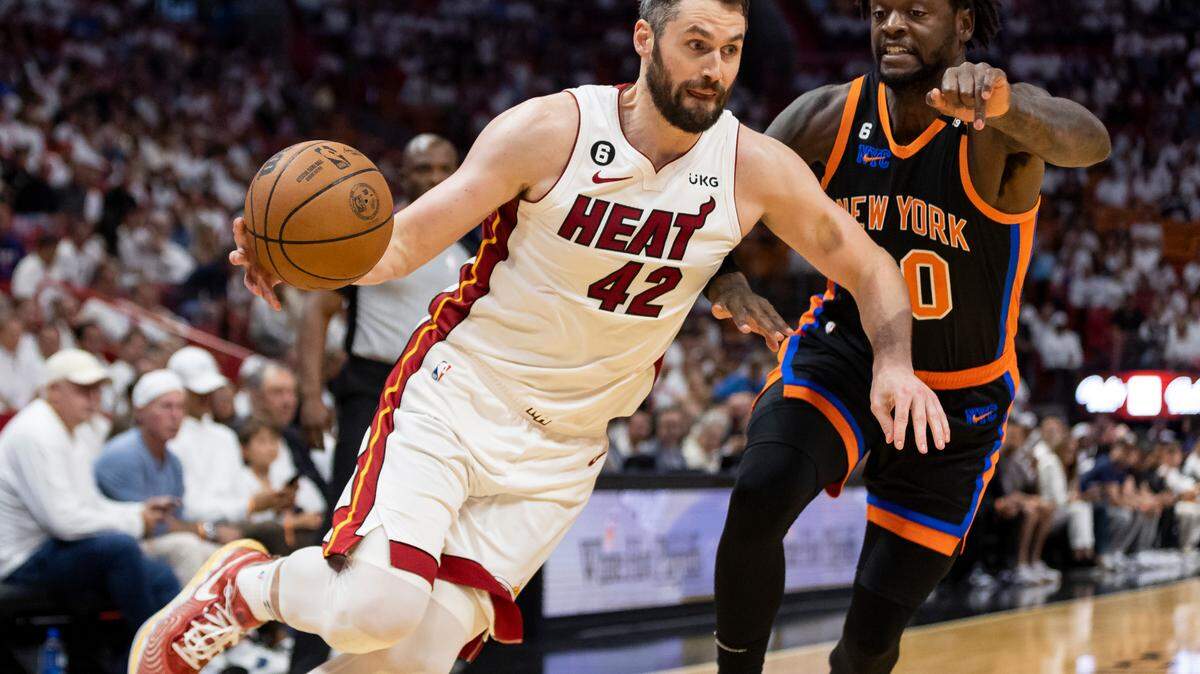 Miami Heat forward Kevin Love (42) drives the ball as New York Knicks forward Julius Randle (30) defends in the first quarter of Game 4 of the NBA Eastern Conference Semifinals at the Kaseya Center in Miami on Monday, May 8, 2023.
