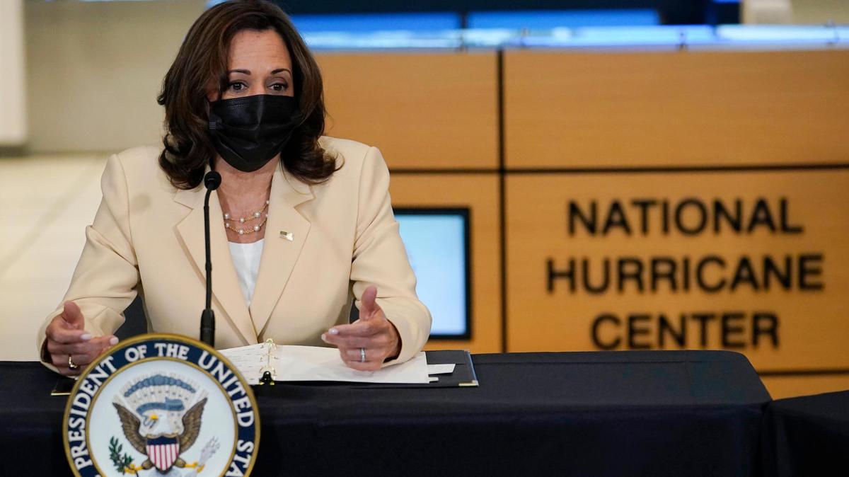 La vicepresidenta Kamala Harris habla en el Centro Nacional de Huracanes (NHC), el lunes 1 de agosto de 2022, en Miami. Harris está asistiendo a eventos sobre resiliencia climática en Miami. (AP Photo/Lynne Sladky)
