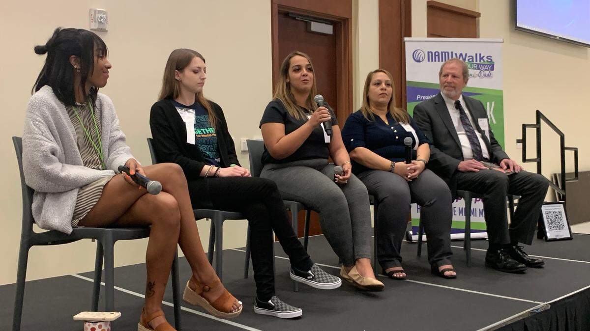 Mecca McCain, estudiante de la Universidad de Miami y presentadora de los Programas Juveniles de NAMI Miami-Dade; Rebecca Meyer, estudiante de la Universidad Atlántica de Florida (FAU) y presentadora de los Programas Juveniles de NAMI Miami-Dade; Nina Albelo y su madre Judy Albelo, presidenta y vicepresidenta de Breaking the Barriers, y Frank Zenere, psicólogo escolar y coordinador de distrito de la División del Programa de Crisis de las escuelas de Miami-Dade  hablan sobre salud mental durante la primera conferencia de Concientización sobre el Suicidio del Sur de Florida de NAMI Miami-Dade en la Universidad de Miami, el sábado 4 de marzo de 2023.