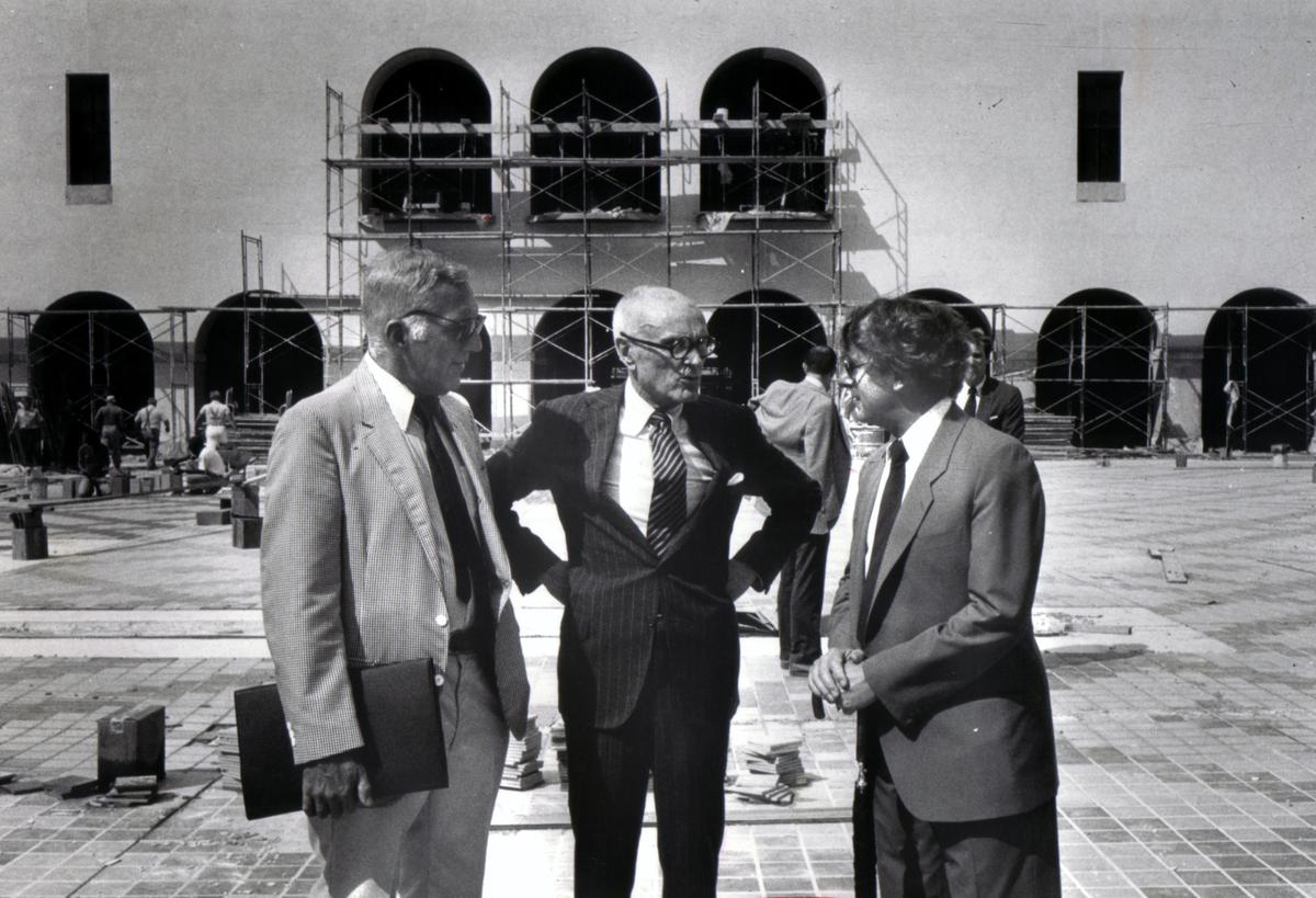 Architect Philip Johnson, center, stands with Center for the Fine Arts director Jan van der Marck, right, and Carl Weinhardt on the plaza in front of the Miami-Dade Main Library building at downtown Miami’s Cultural Center while it was under construction in the early 1980s.