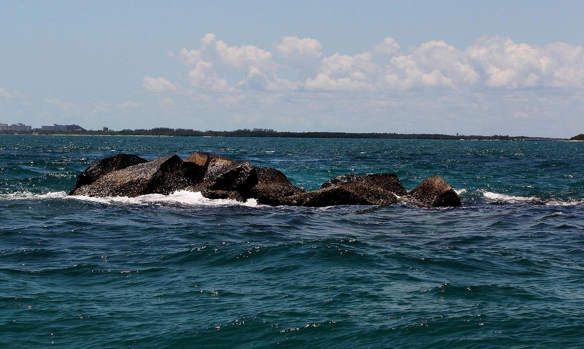 Vista de la roca norte frente a Government Cut durante la marea alta. Un accidente de bote mortal en el muelle ha causado que la comunidad pida más medidas de seguridad.