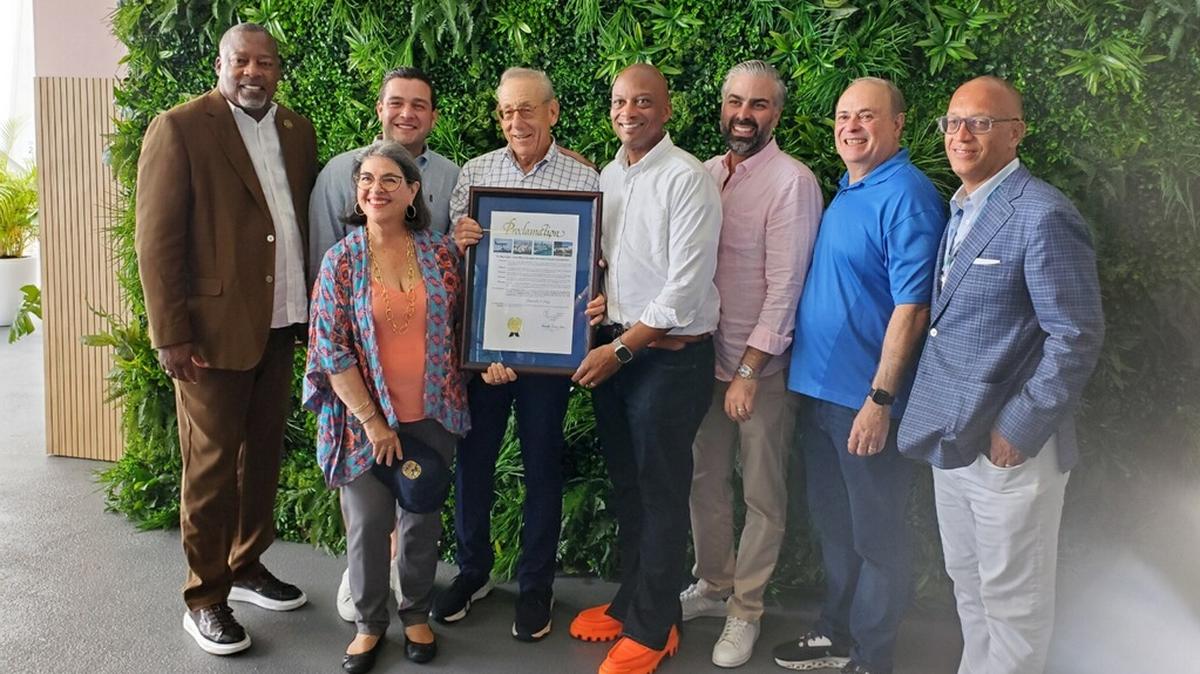 El domingo 5 de mayo de 2024, funcionarios electos de Miami-Dade se unieron al propietario de los Miami Dolphins, Stephen Ross, para la presentación de una proclamación del condado en honor a la carrera de Fórmula Uno que trajo a su complejo Hard Rock Stadium en Miami Gardens. De izquierda a derecha Rodney Harris, alcalde de Miami Gardens; Kevin Cabrera, comisionado de Miami-Dade; Daniella Levine Cava, alcaldesa de Miami-Dade; Ross; Oliver Gilbert, presidente de la Comisión de Miami-Dade; Anthony Rodríguez, vicepresidente de la omisión; el comisionado Juan Carlos Bermúdez, y Myles Pistorius, asesor jurídico de los Dolphins.