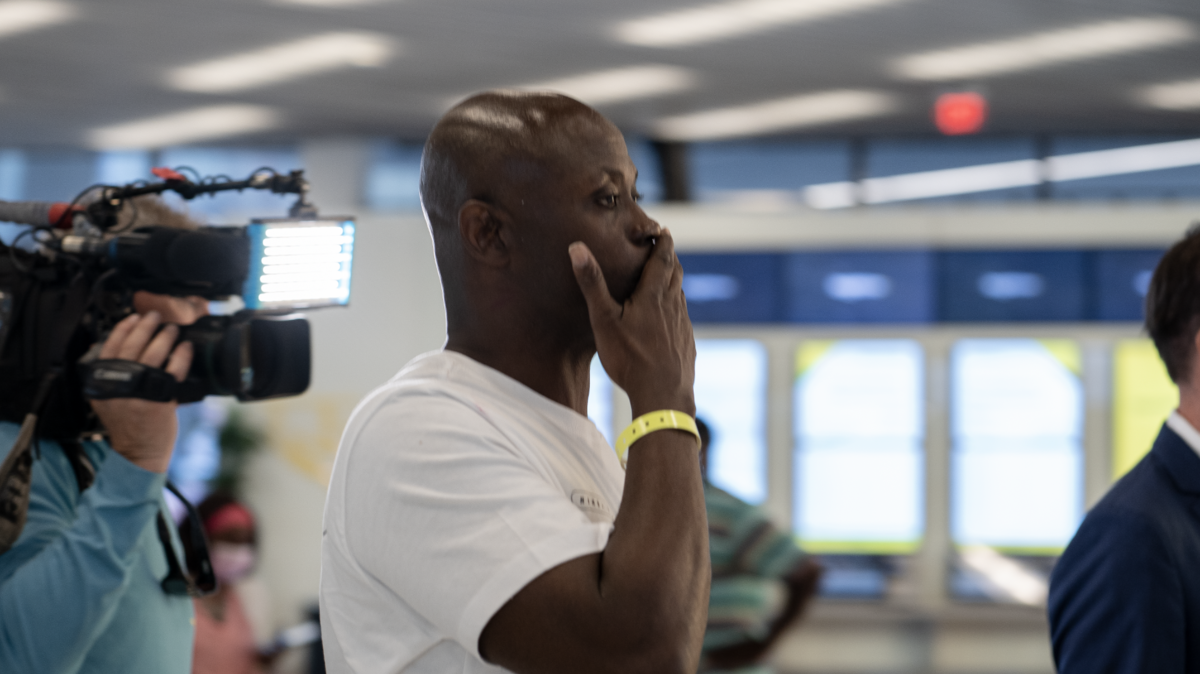 Thomas Raynard James se emociona durante su primer viaje en el tren Brightline. Después de más de tres décadas en prisión por un asesinato que no cometió, este hombre de 55 años fue declarado inocente y salió en libertad.