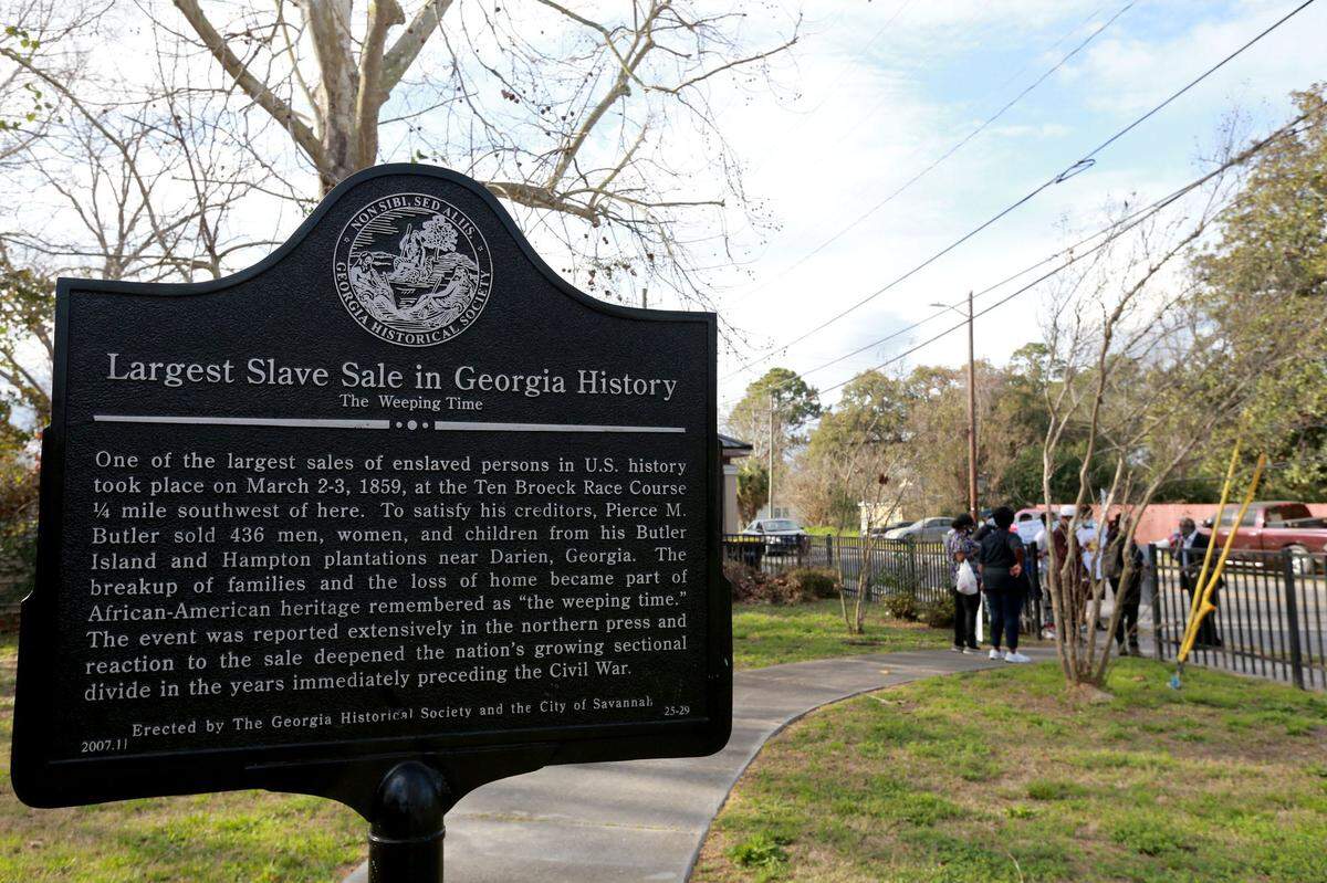 The historical marker dedicated to remembering the Weeping Time, the largest slave sale in Georgia history.