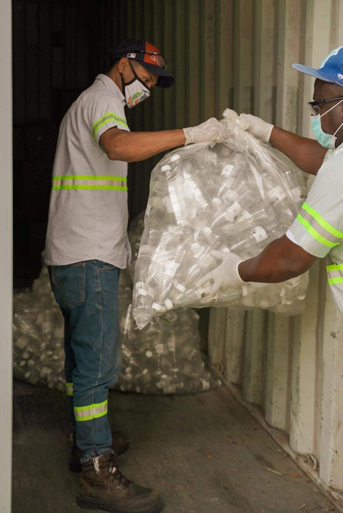 The Dominican Republic’s Ron Barceló and Cervecería Nacional Dominicana(CND), the National Dominican Beer Company, recently announced the delivery of more than 32,000 liters of 75 percent ethyl alcohol.