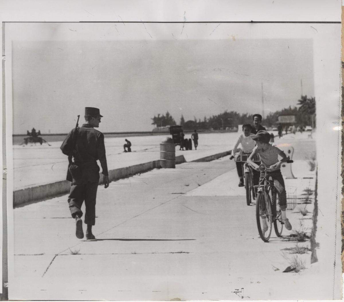 Publicado el 28/10/1962: Niños de Cayo Hueso realizan una inspección en bicicleta de las instalaciones militares en la playa.