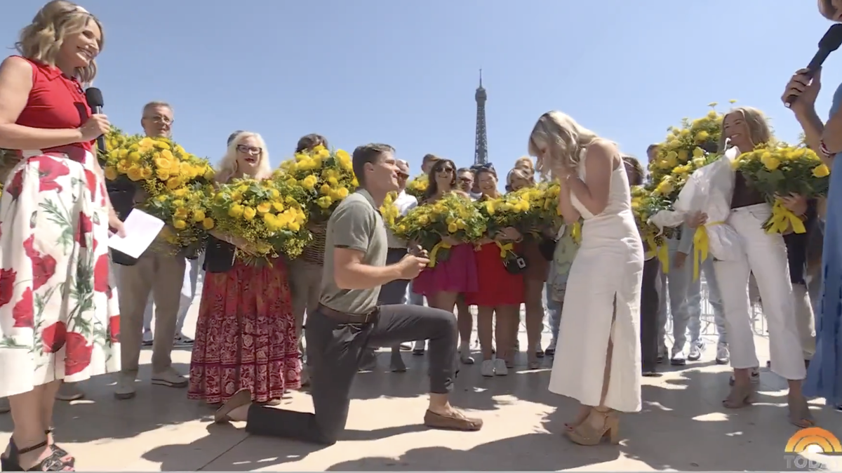 Olympic gold medalist proposes to his girlfriend with 2,738 yellow roses in front of the Eiffel Tower