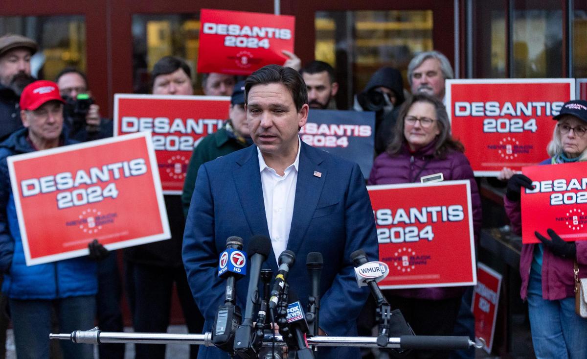 El gobernador de la Florida, Ron DeSantis, habla durante una conferencia de prensa afuera de Thomas F. Sullivan Ice Arena, el viernes 19 de enero de 2024, en Manchester, Nueva Hampshire.